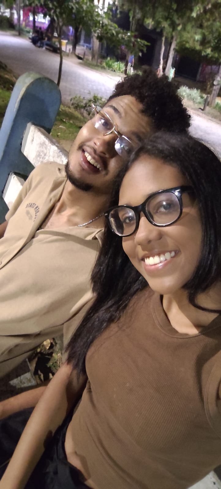 Foto do casal em um banco ao ar livre