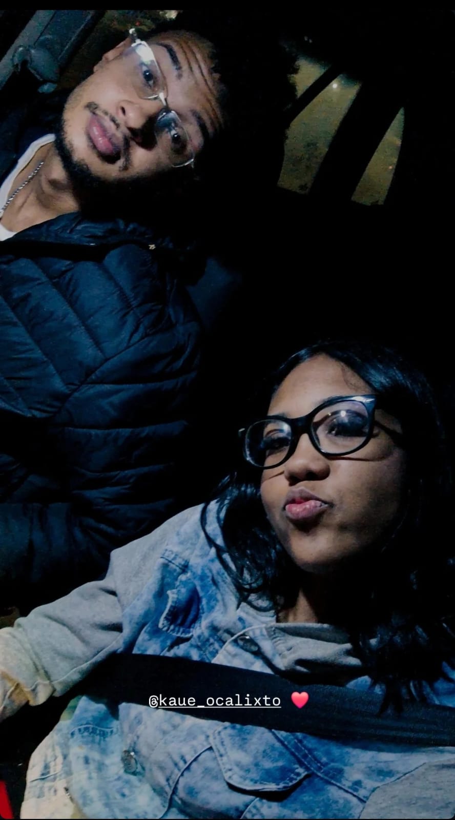 Foto do casal de noite, fazendo uma pose divertida