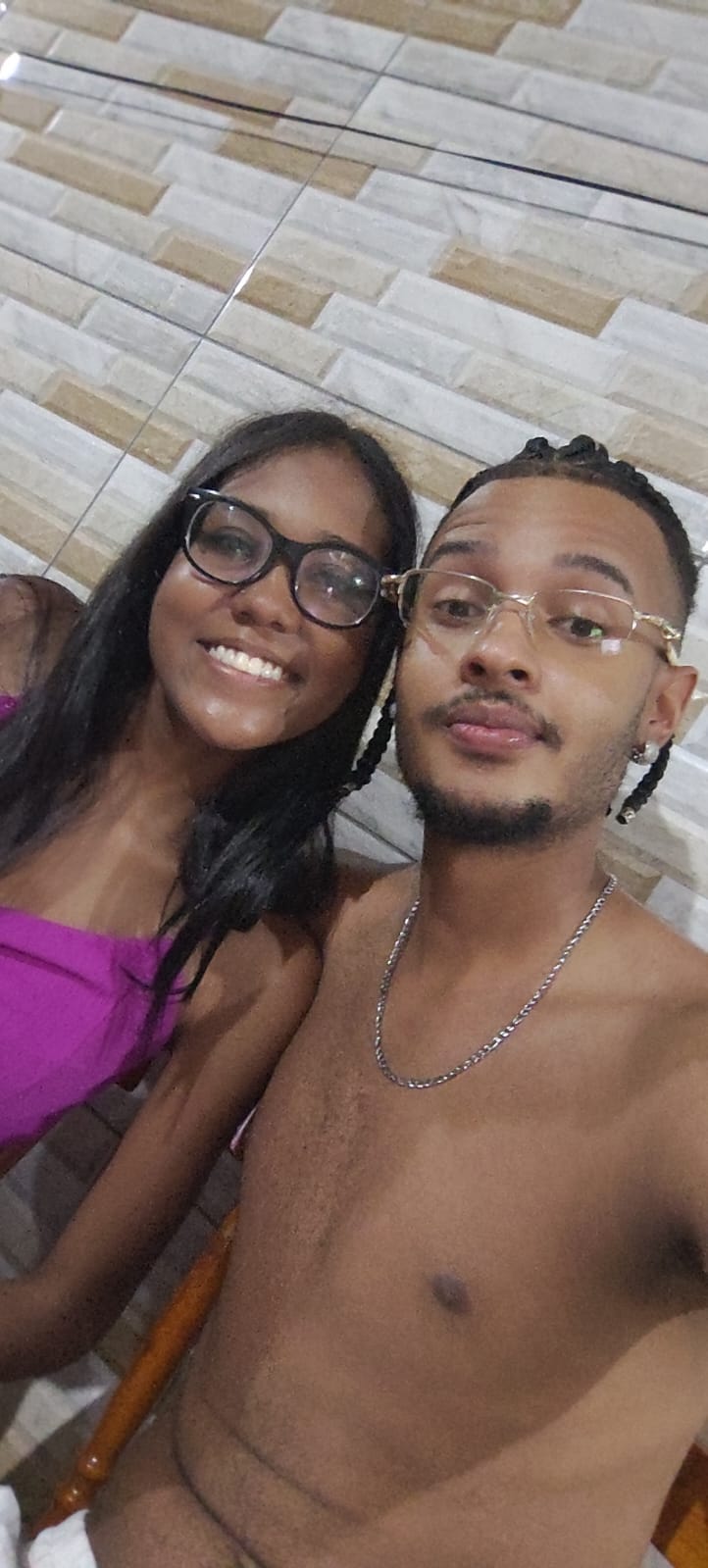 Foto do casal sorrindo lado a lado