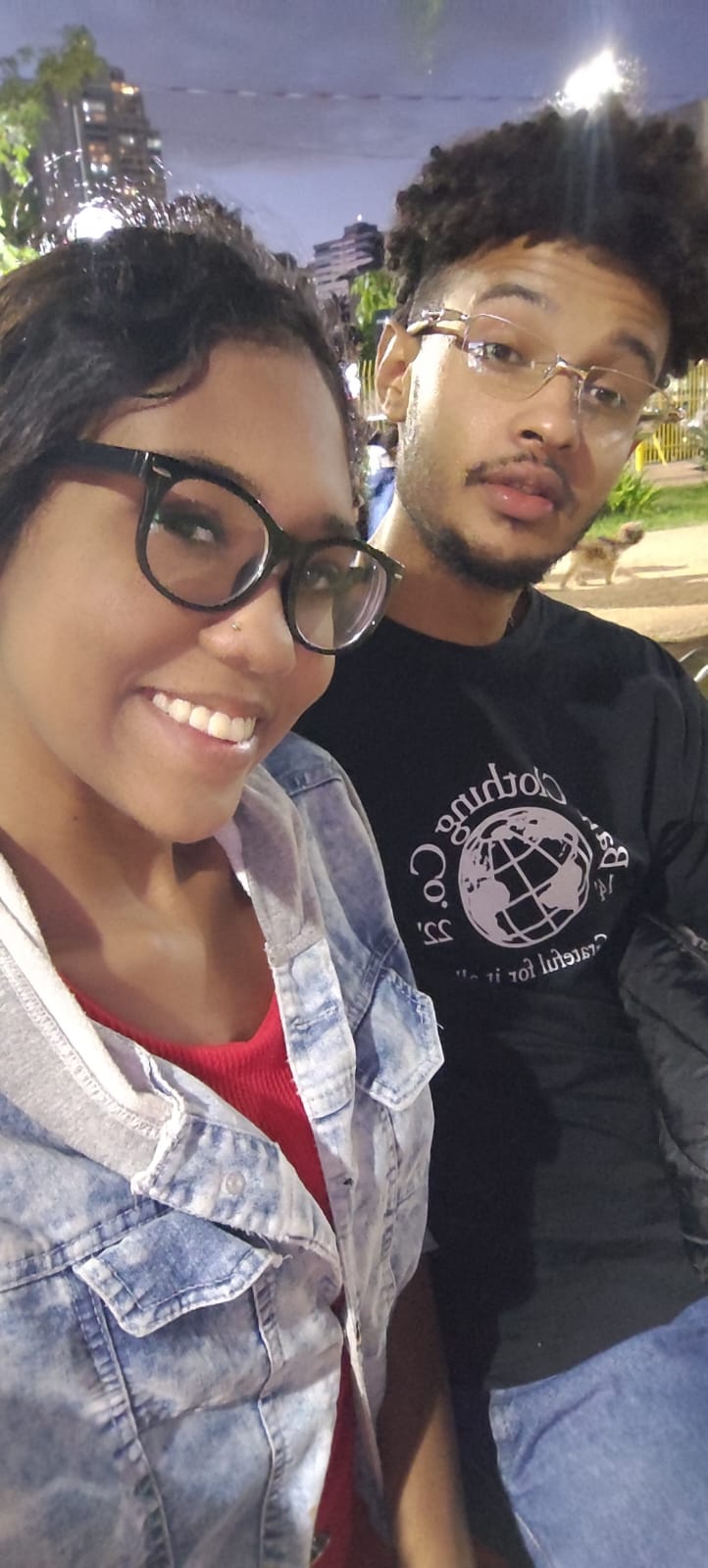 Foto do casal sorrindo junto