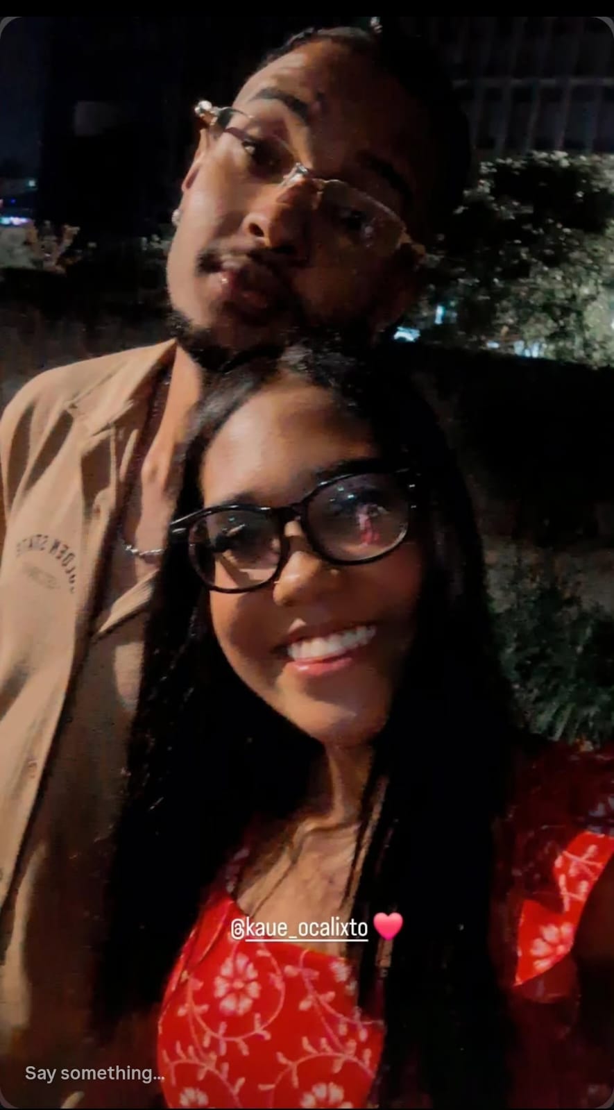 Foto do casal em um passeio noturno